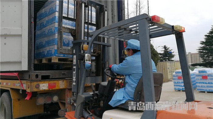 首批包裝直飲水裝車發(fā)運(yùn)。孫啟攝4.jpg