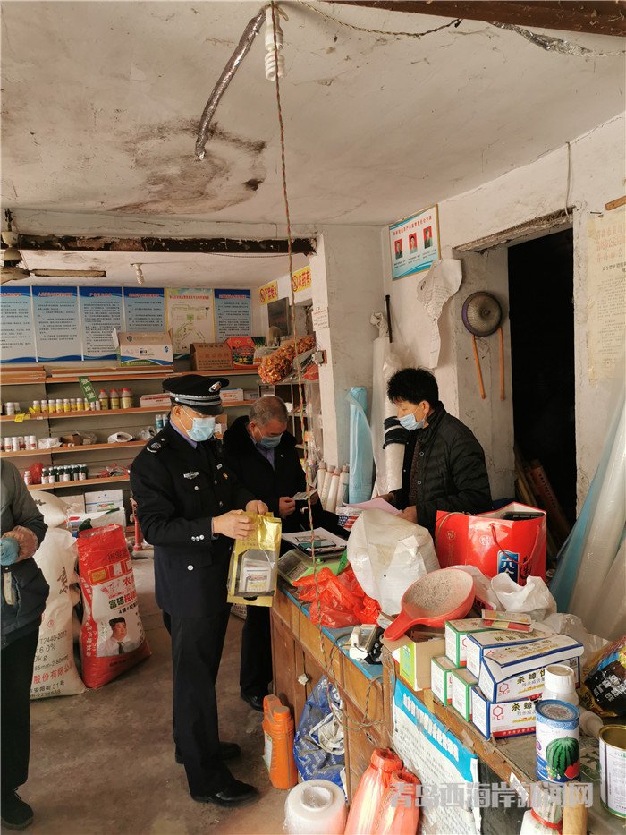 圖1為西海岸新區(qū)農(nóng)業(yè)綜合行政執(zhí)法大隊執(zhí)法人員在辛安街道農(nóng)藥店檢查。.jpg