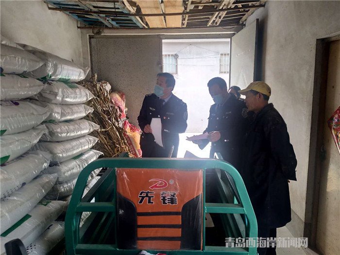 圖為西海岸新區(qū)農(nóng)業(yè)綜合行政執(zhí)法大隊執(zhí)法隊員在檢查肥料經(jīng)營情況。.jpg